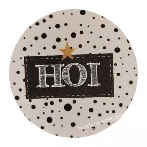 Sticker 4 cm met tekst ''Hoi''.